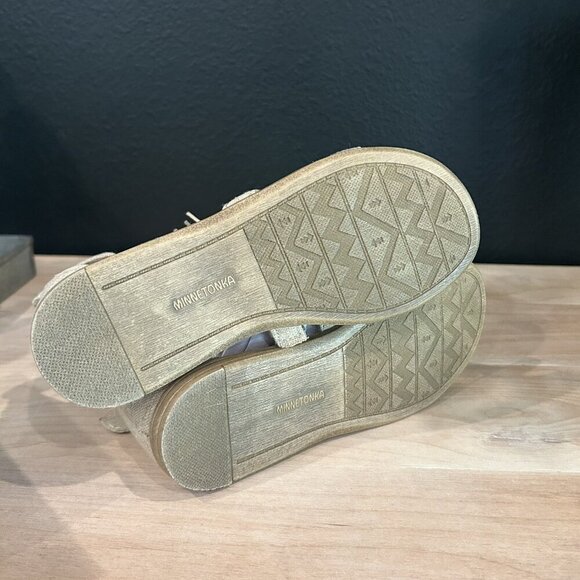 NEW Girls 3 Natural Fabric Minnetonka Eloise Strap Pom Pom Fringe Sandals w Box - Picture 2 of 5